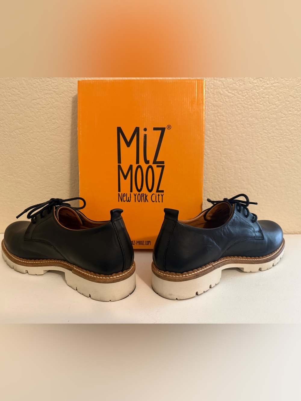Miz Mooz Black Leather Lace-Up Oxfords Shoes with White Lug Sole Size 9